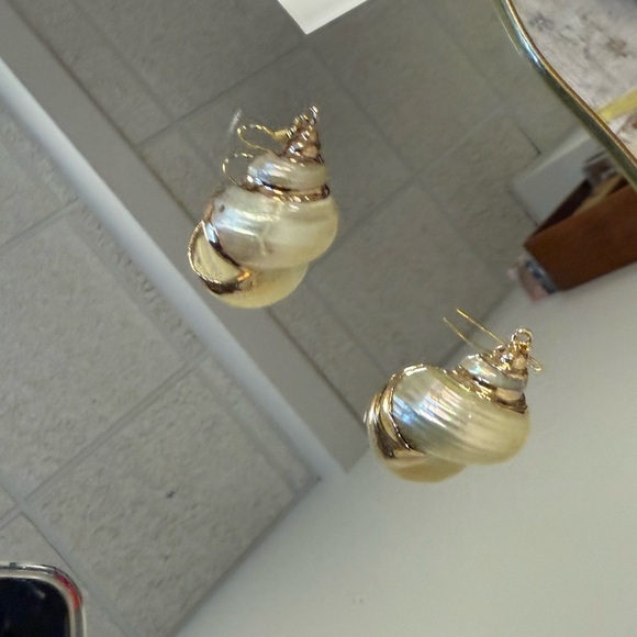 Elegant Gold and Cream Shell Earrings - Picture 2 of 5